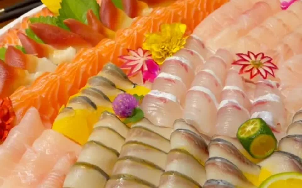 今天老板叫我们师傅帮他做几盘(外带刺身拼盘)红狮鱼开法切法同摆盘