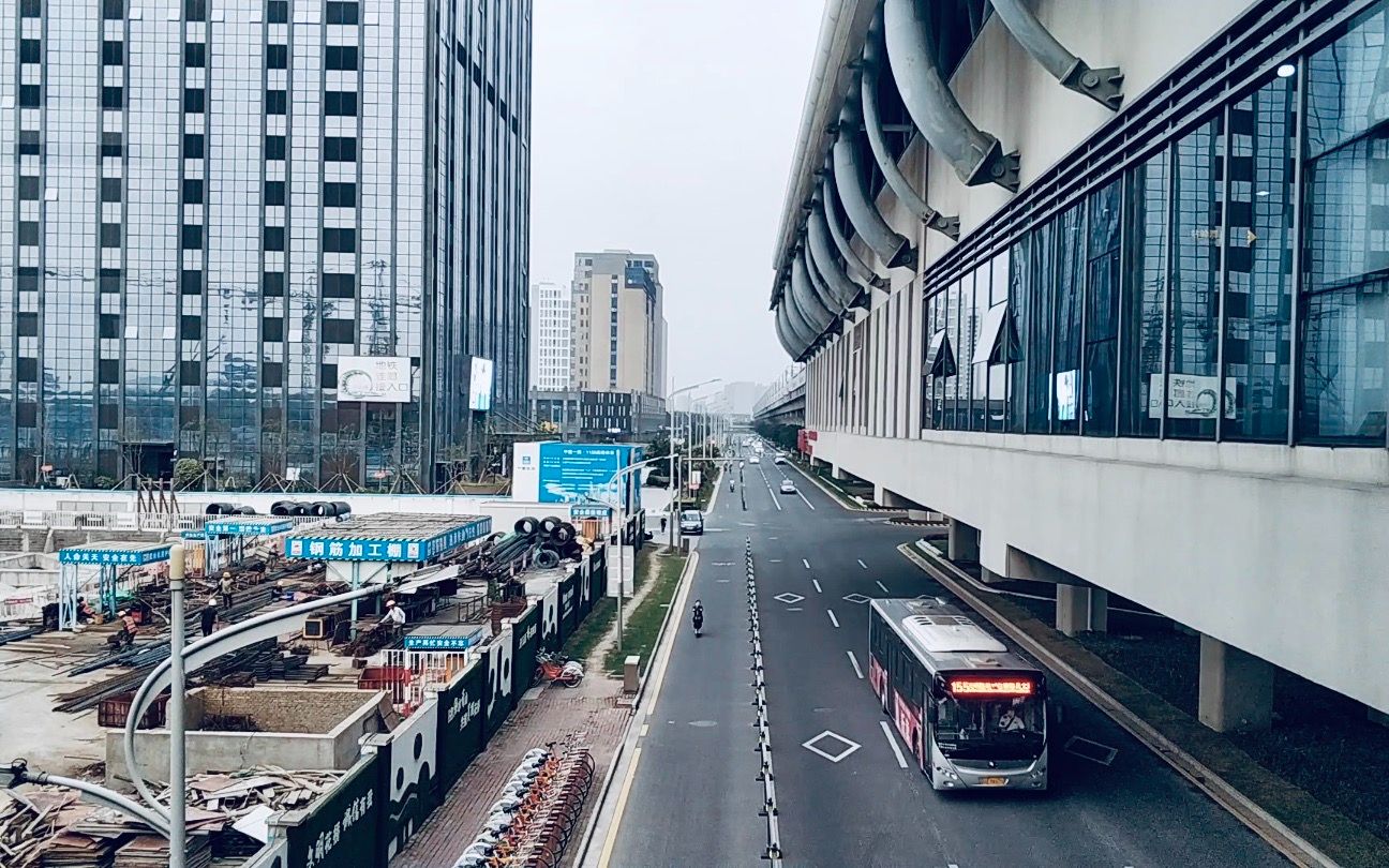 上海-昆山轨道交通11号线光明路站,高架之下汽车川流不息,工地忙忙