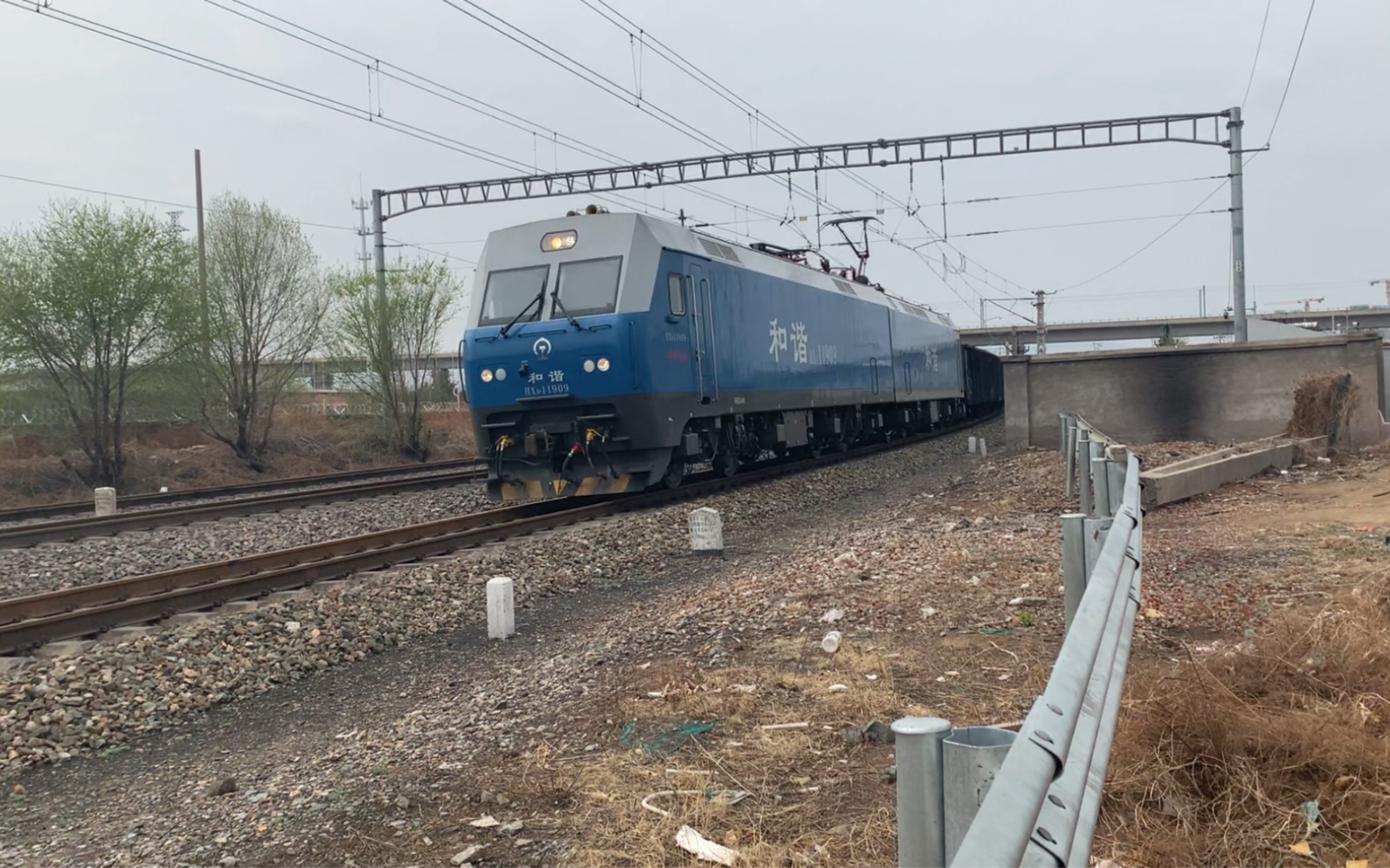 【g626】呼局包段hxd11909 上行牵引敞车货列 通过丰沙线石景山南