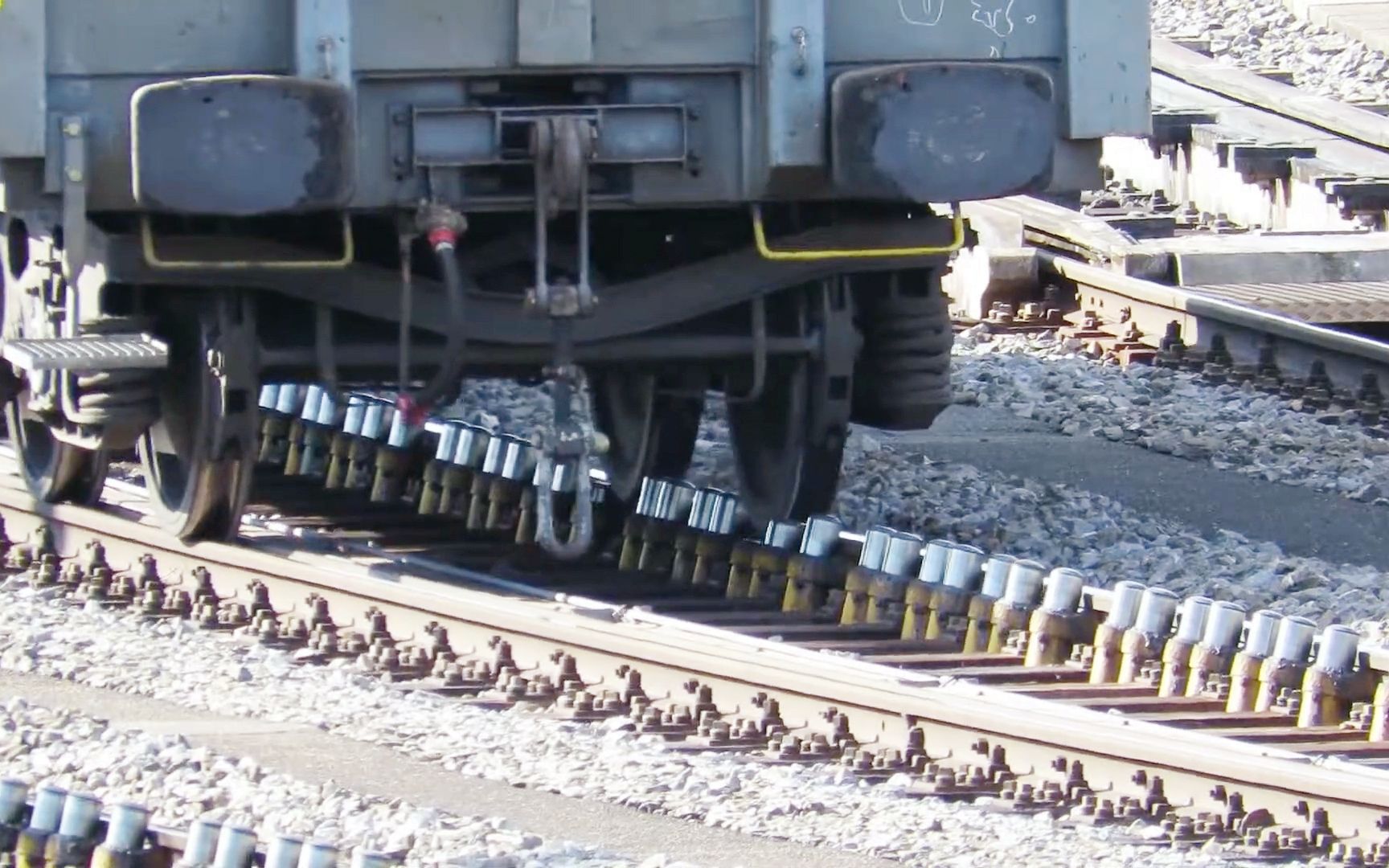 不可思议的减速顶,在铁路放一排蘑菇钉,就能挡住驶来的火车