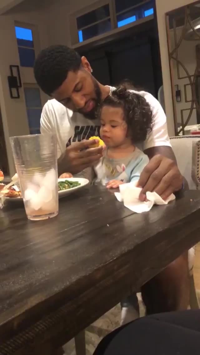 保罗乔治喂女儿吃东西