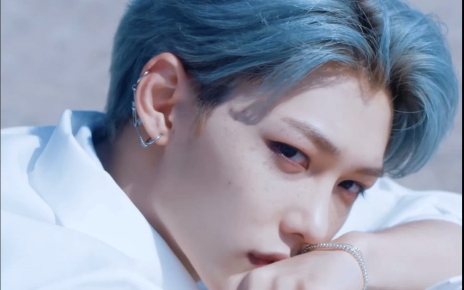 【stray kids felix 李龙馥】迷钓李龙馥限定蓝发美颜暴击_哔哩哔哩 (