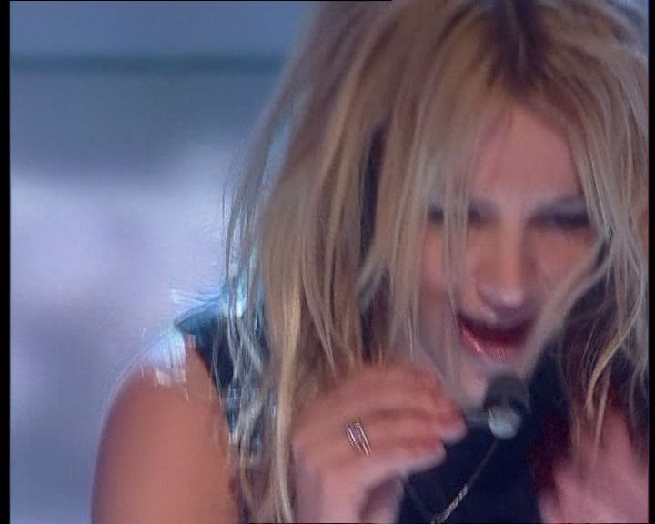 [图]【欧美高清现场】Britney Spears - Breathe On Me (CDUK Special 2003)