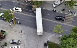 Скачать видео: 无人机视角带大家看看半挂拐弯上去后面的路是啥样的