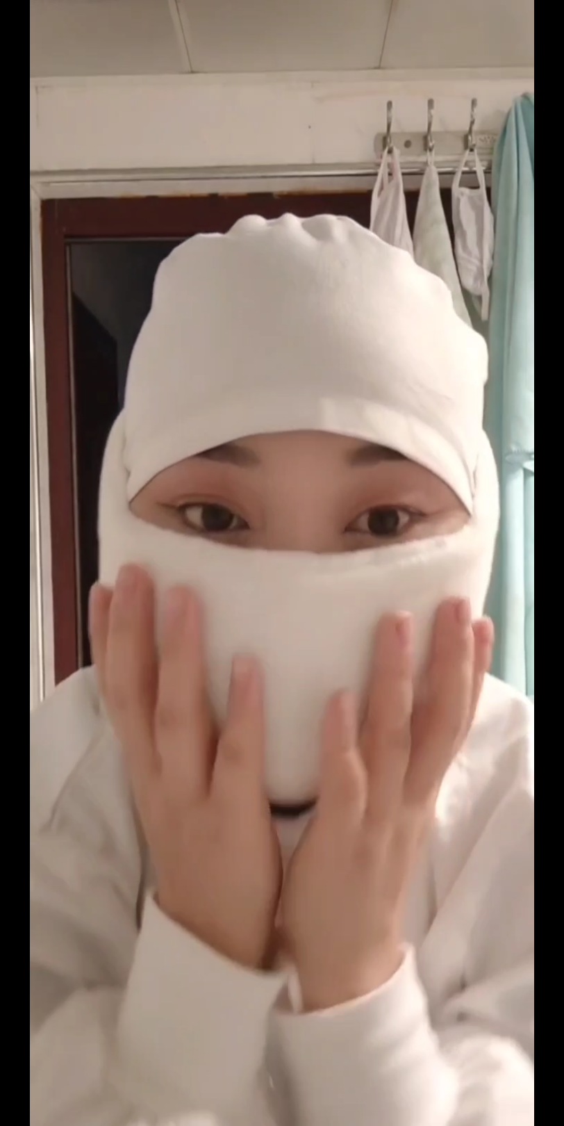 小甜甜戴口罩戴手套准备杀鱼啦!