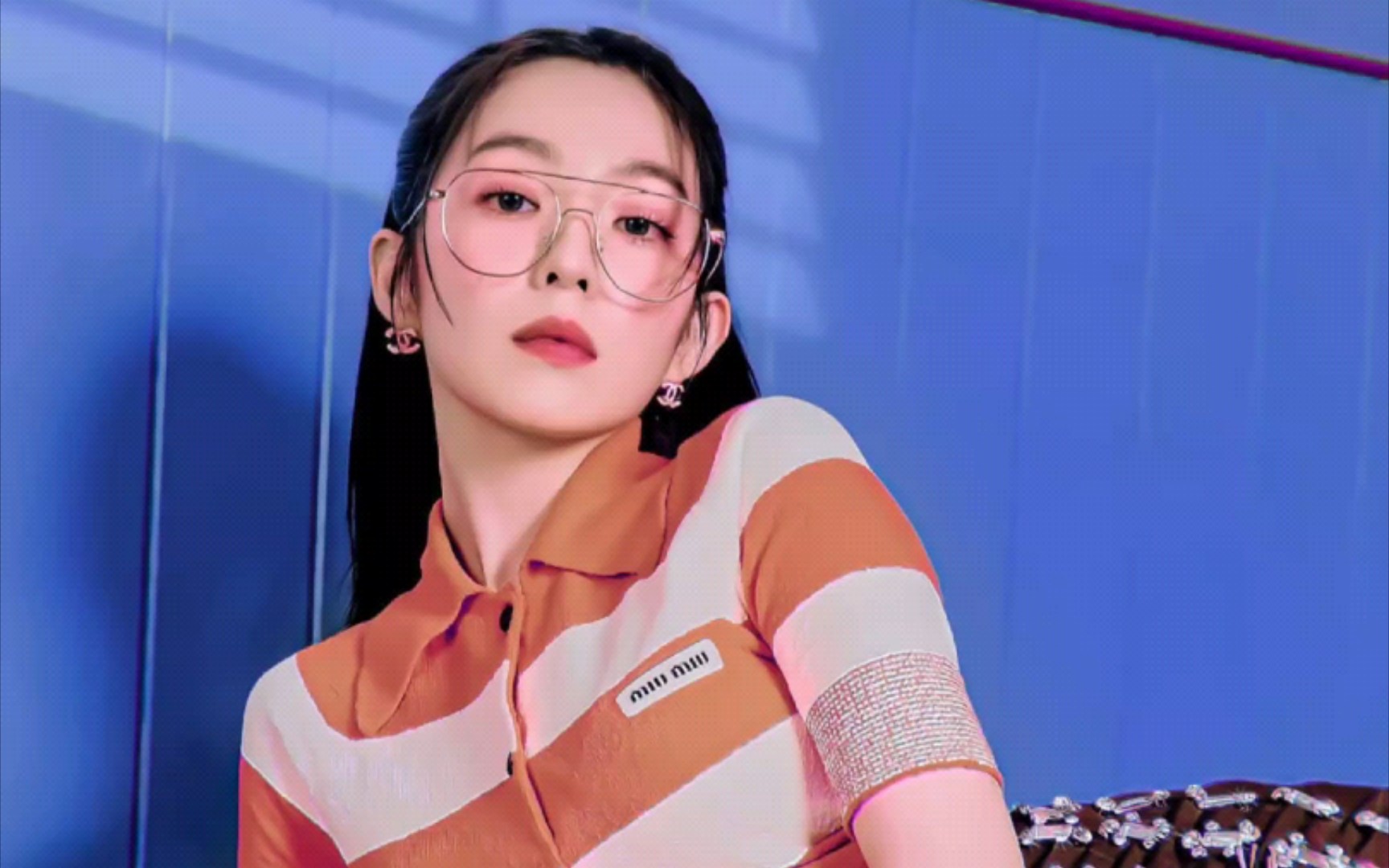 眼镜戴起来 裴珠泫