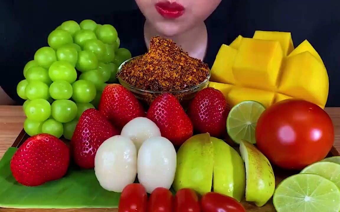 沉浸式吃播水果拼盘草莓红毛丹麝香等
