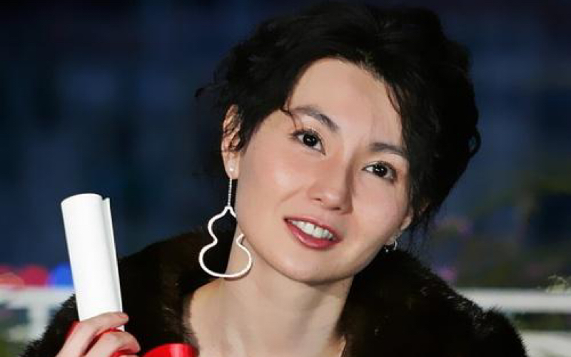 张曼玉2004年戛纳影后领奖现场片段