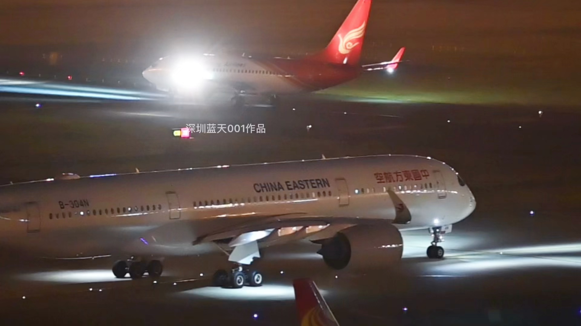 一闪一闪亮晶晶,夜航的飞机真漂亮,昆明航空飞机亮灯一刻太闪耀了.