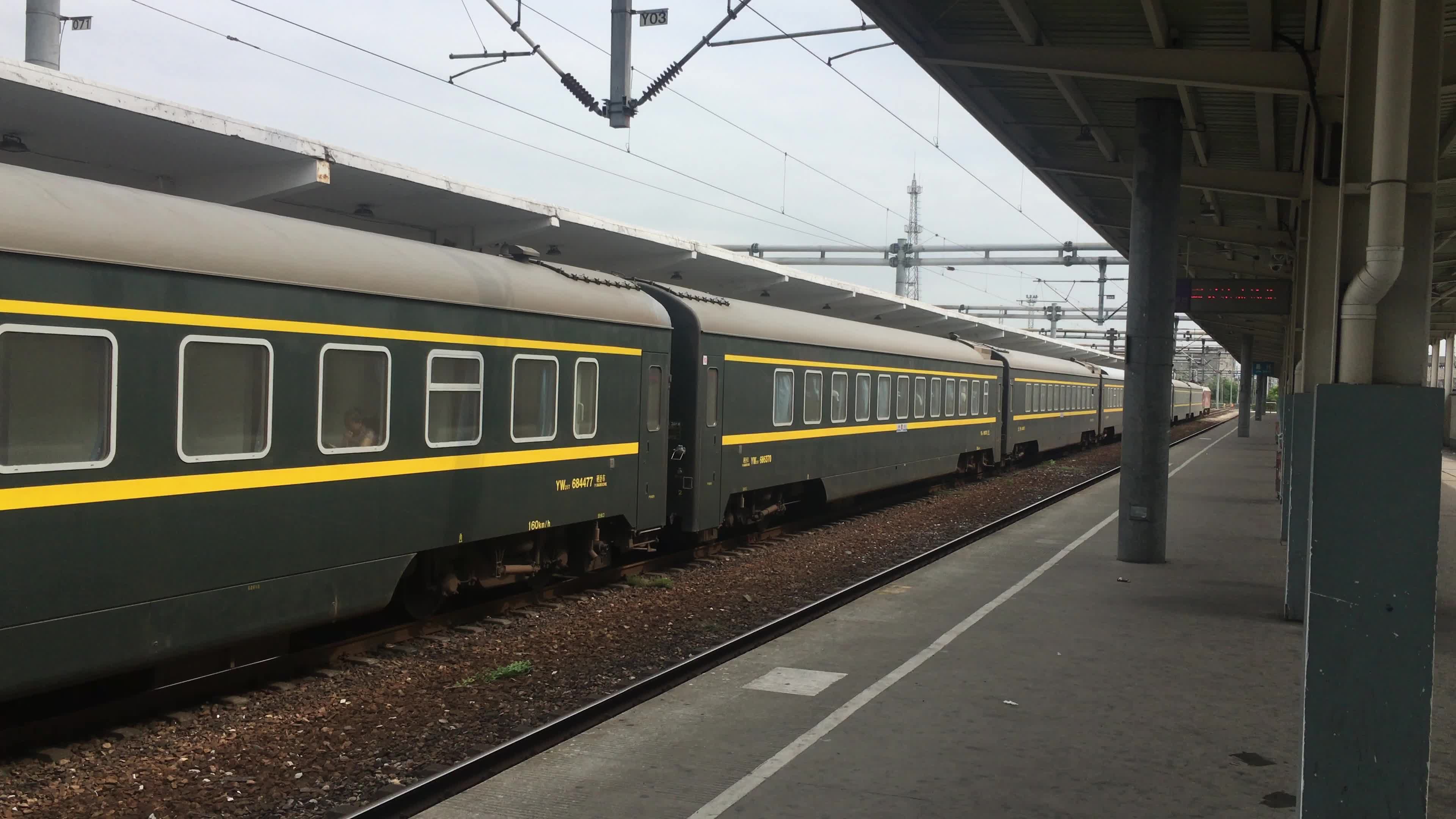 z258次列车嘉兴站启动上海南方向鱼尾板特写