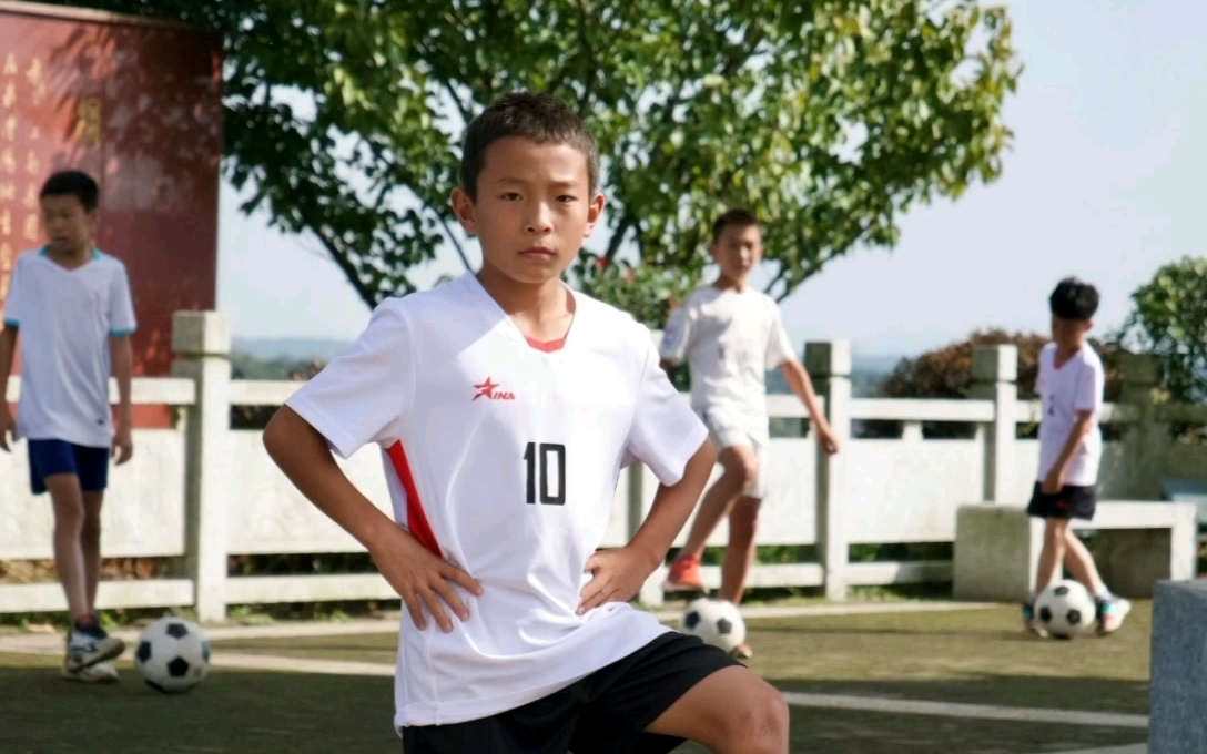 了王小奔,邱飞宇等少年,热爱足球但资源匮乏,他们遇到落聘教练赵昂,在