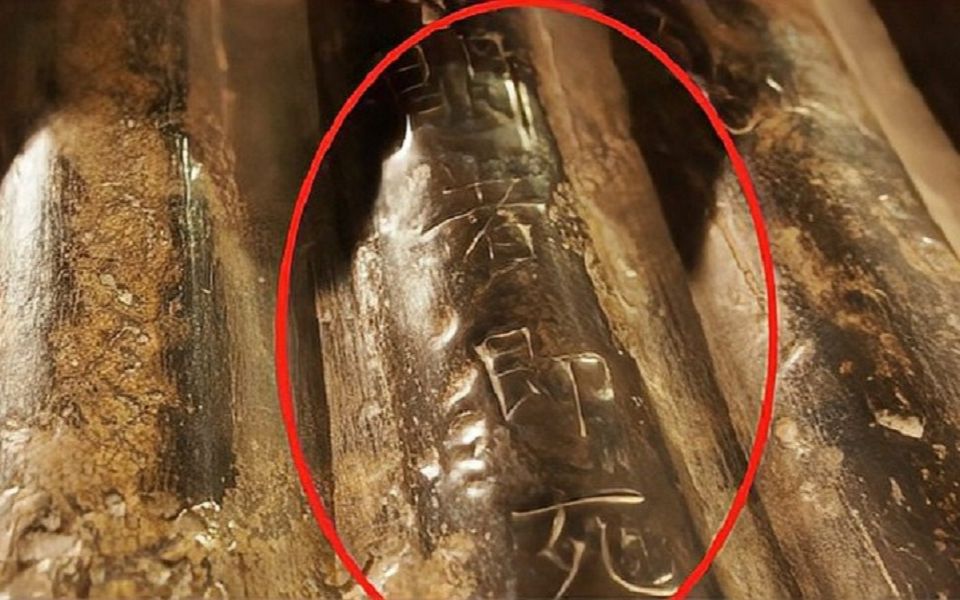 9岁女孩石棺上刻着"开棺即死",专家冒死开棺后,激动万分