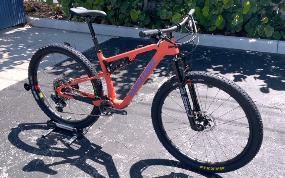 最棒的软尾越野山地车santa cruz:采用顶级cc碳纤维车架