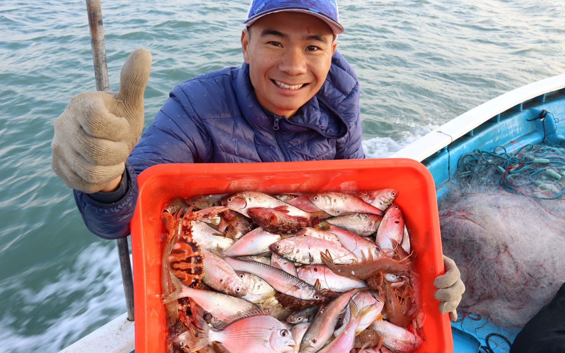 阿烽出師放蝦網黃魚抓到不少大蝦沒見幾條直接住到阿雄家學藝