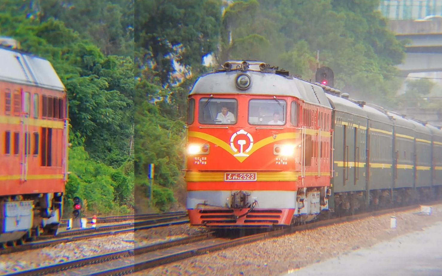 [图]水果机务段的 雨中遇见 （单线铁路列车雨中交汇发车）深圳平南铁路