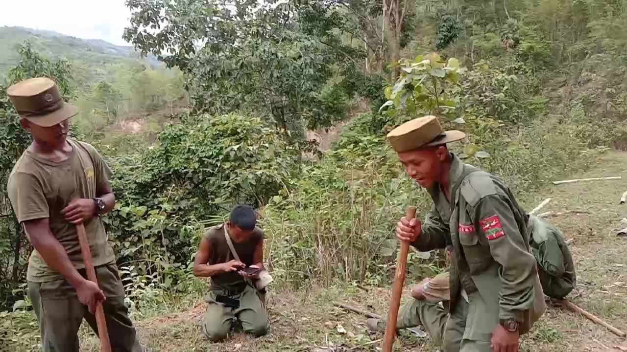 這就是佤邦聯合軍士兵,在苦中尋樂的過程!喊著不怕苦,不怕累