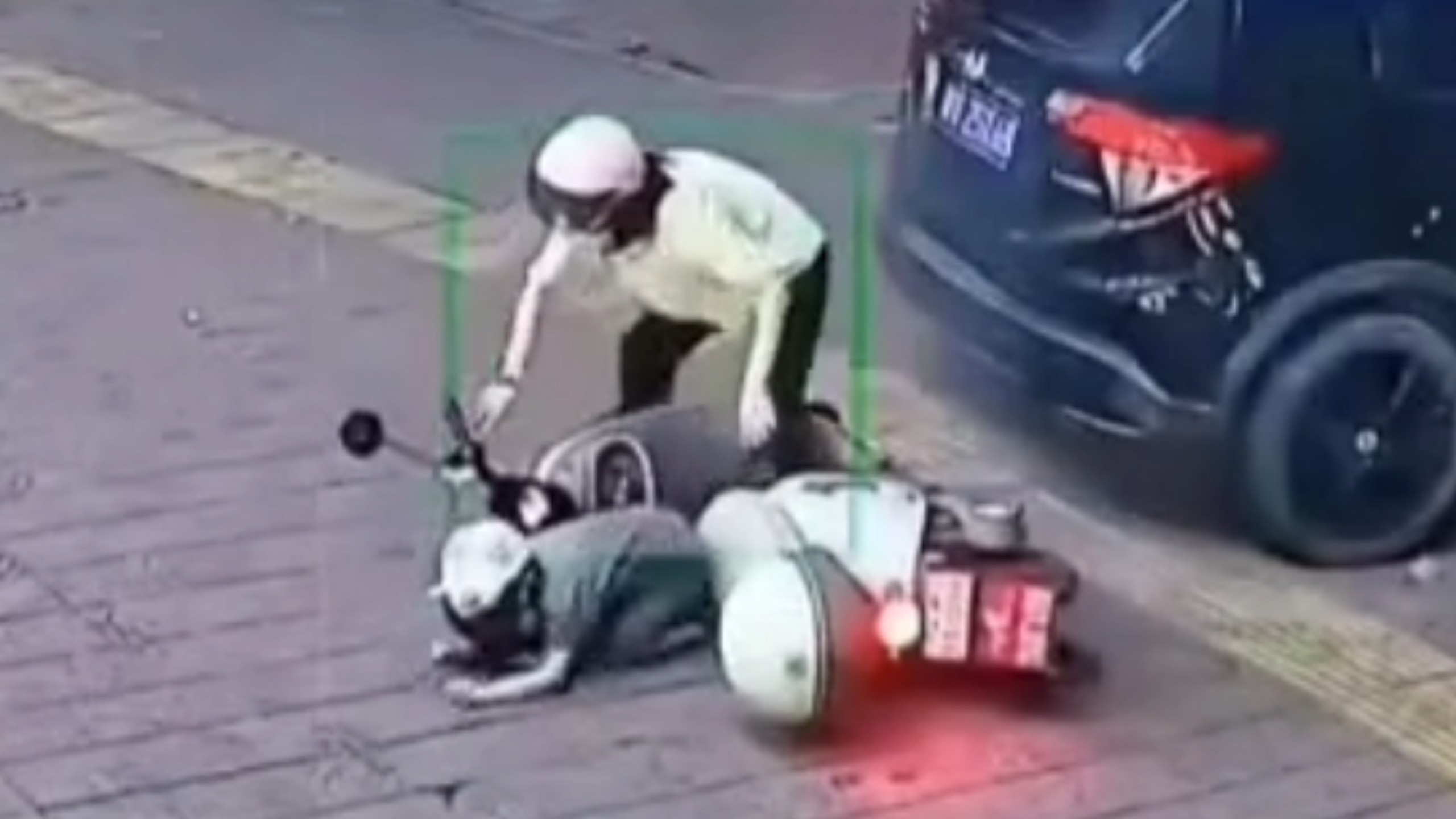 宝妈骑电动车带娃，边骑边玩手机，连摔三次