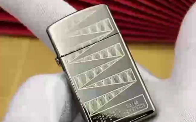 Zippo 于 1956 年推出了一项重大创新.它被称为Zipppo超薄打火机,提供与经典打火机形状相同的防风性能,但剪影更窄哔哩哔哩bilibili