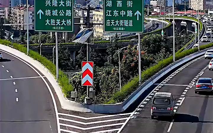 早高峰下的南京,赛虹桥高架与南北高架犹如“城市动脉”贯穿东南西北哔哩哔哩bilibili