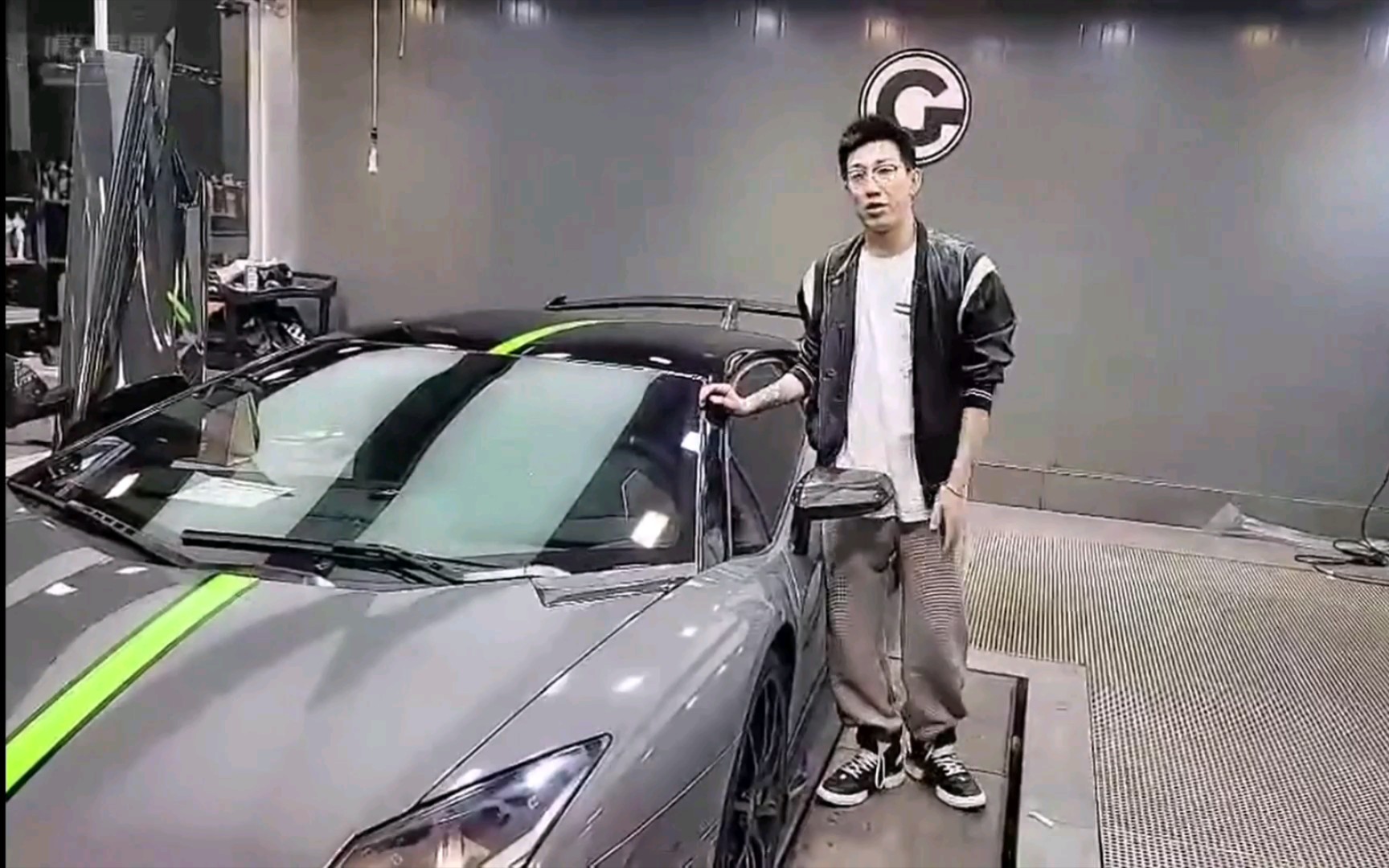 在石250(d音老白不喝酒):已经兰博基尼svj卖给知名吃鸡主播蓝战非