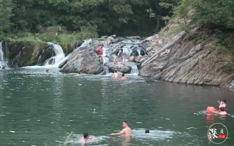 夏天在农村,大山里的小河游泳感觉非常舒服放松!河水很清澈!哔哩哔哩bilibili