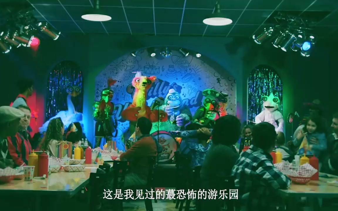 恐怖遊樂園人偶復活捕食人類,清潔工大叔靠能量飲料手撕玩偶!