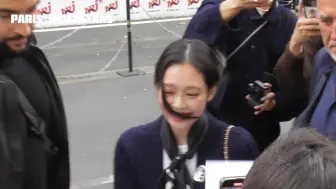 Download Video: 240930 JENNIE 巴黎路透饭拍视频 非常清晰 诚邀所有人欣赏  电台录制结束之后给外面等待的粉丝派送了签名单曲宣传海报，最后拿出手机拍了现场的所有粉丝