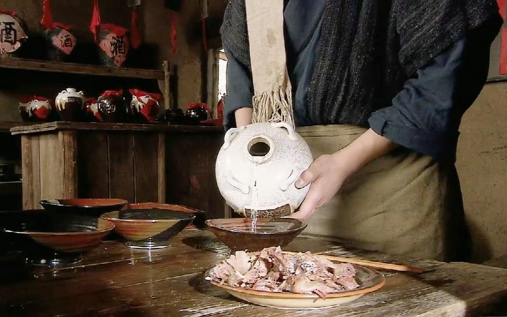 武松一顿饭吃了18碗酒,桌子上的2斤熟牛肉却没吃完,估计是渴了