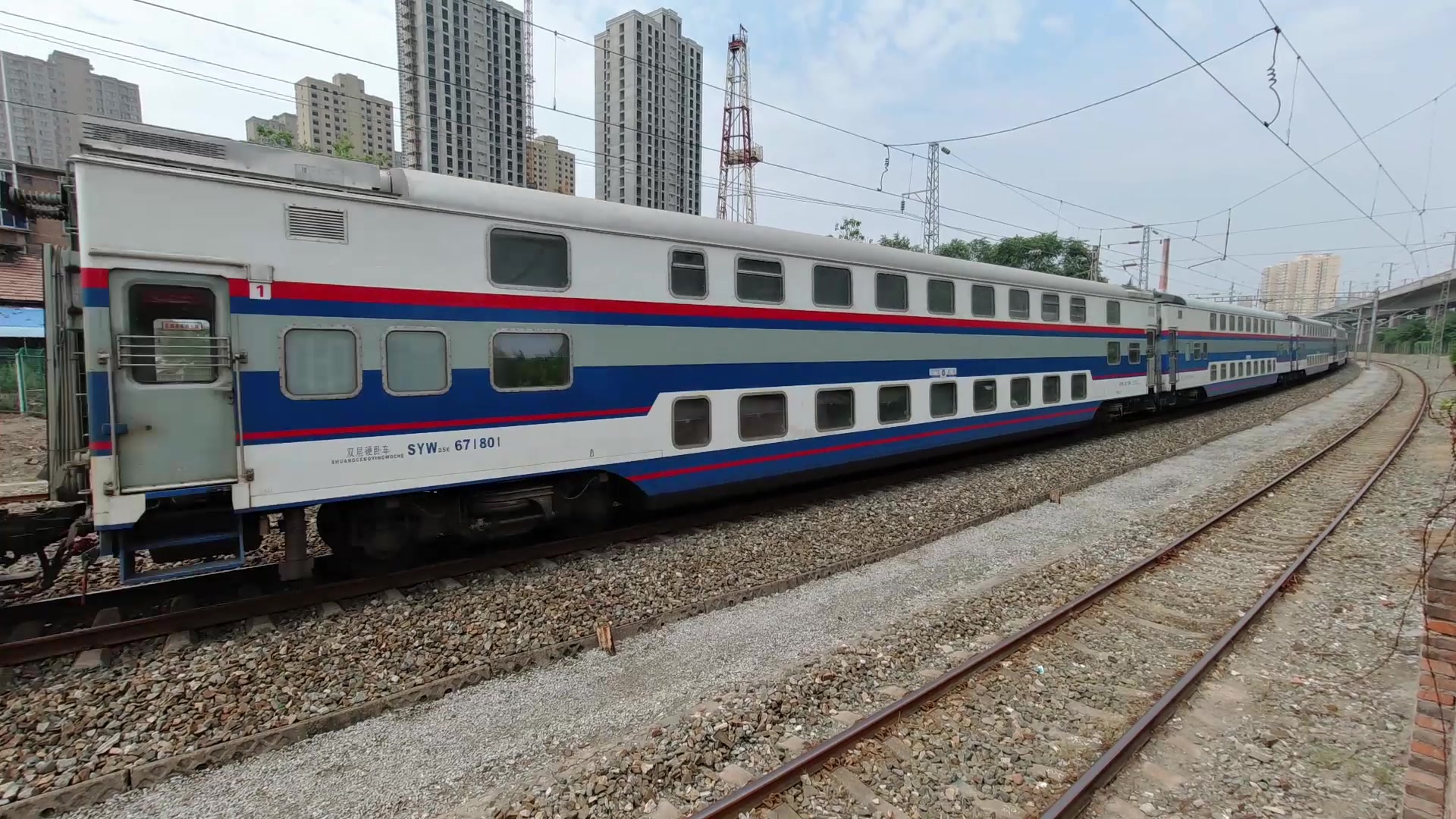 『铁路』看一眼少一眼的原色全功能双层大列 西局s25k重出江湖_哔哩