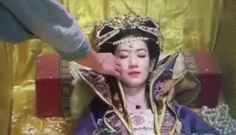 Tải video: 公主尸身千年不腐，竟然被一个盗墓贼给糟蹋了