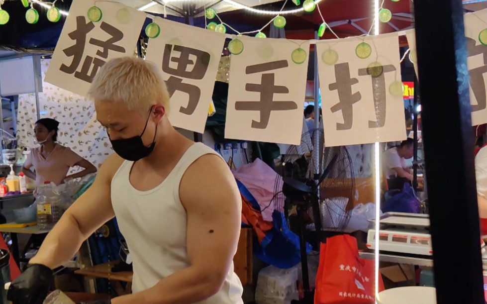 猛男摆摊,的确人气不差,重庆最具人气的民心佳园夜市,人真多!