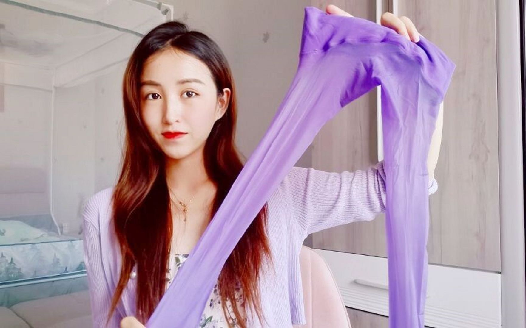 女人味十足的紫色油光袜,妹子大胆试穿,展示不一样的成熟!