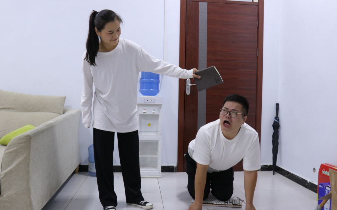 二货一进家就被媳妇罚跪键盘,过程太有趣了,全程爆笑
