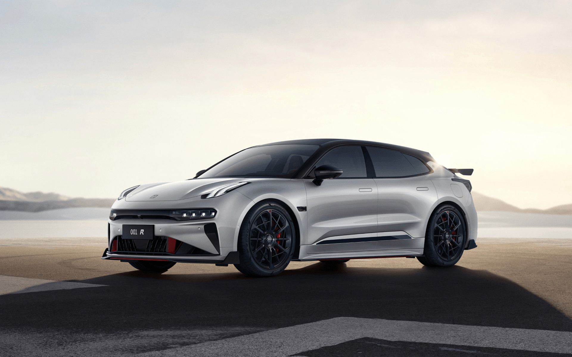 全球首台坦克掉头猎装轿跑:极氪001 fr来了!凭啥敢叫价百万?