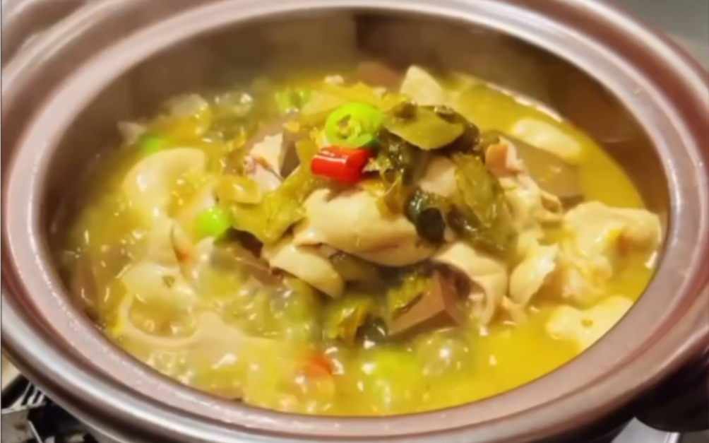 酸菜肥肠鸭血煲教学视频分享给大家,口味酸辣开胃-颜色金黄
