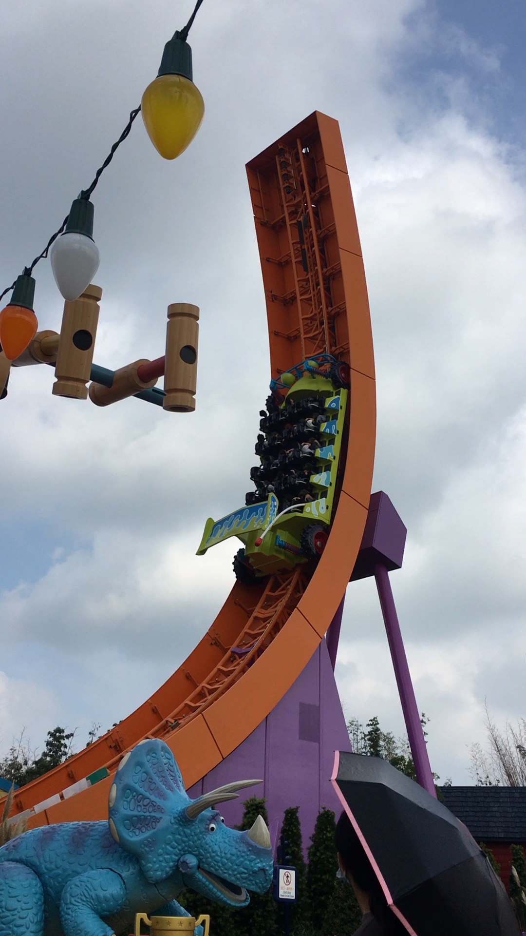 迪士尼升级版的海盗船——抱抱龙冲天赛车_哔哩哔哩_bilibili