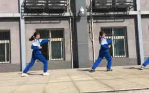 Скачать видео: 中学武术操《英雄少年》背面示范（西城外国语学校）