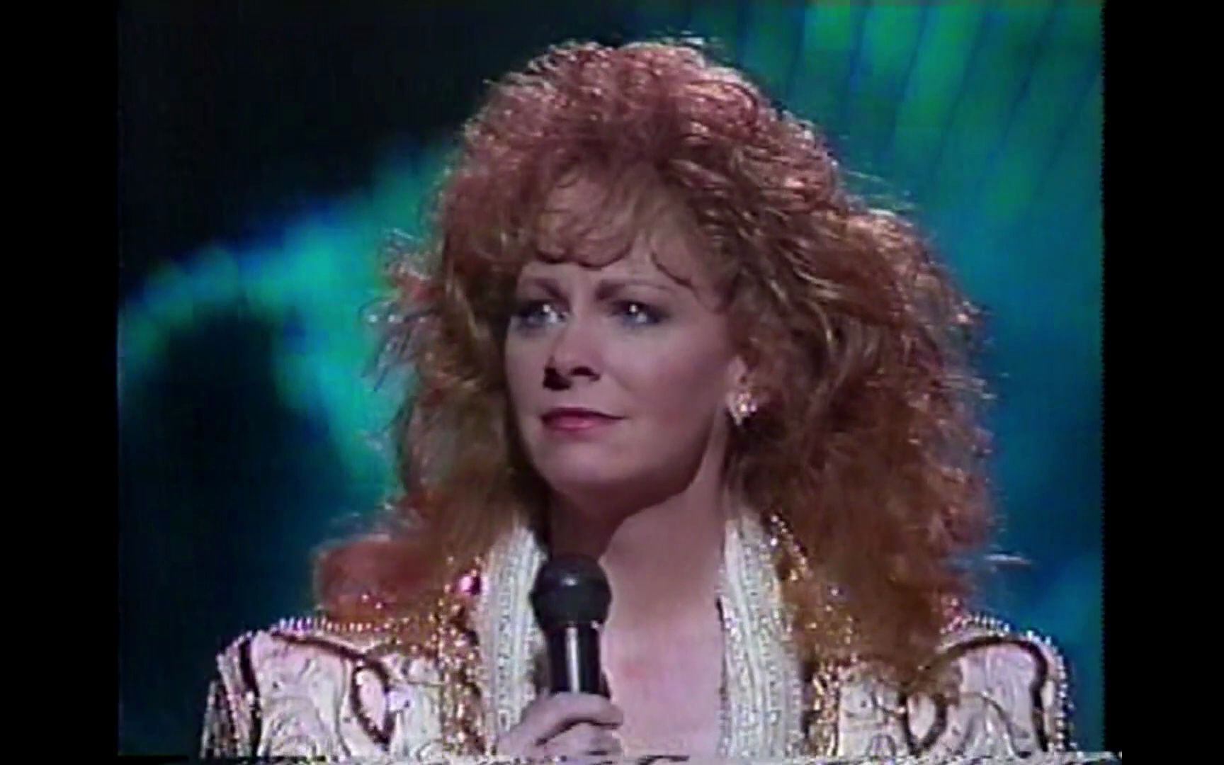 [图]【感人献唱】Reba McEntire - For My Broken Heart (Live 1991 CMA)