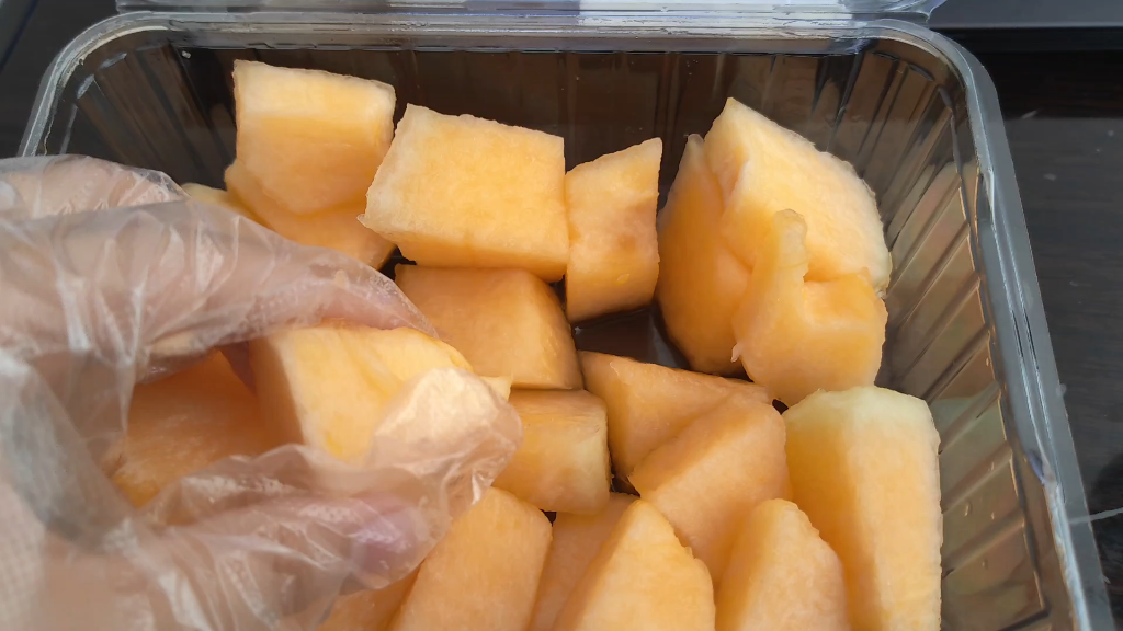 只是第一视角咬一口哈密瓜果切