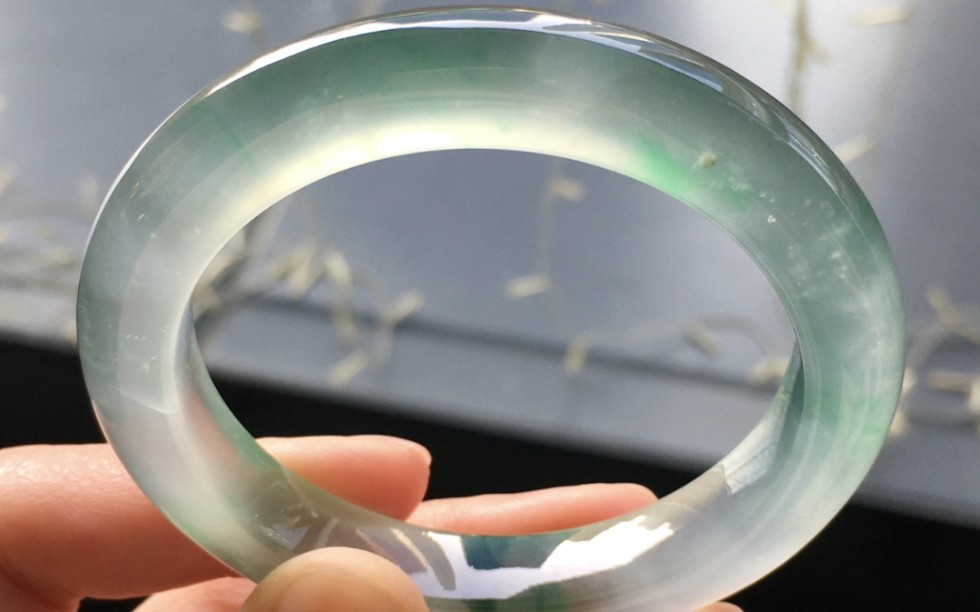 绝美玻璃种飘绿手镯越看越上头