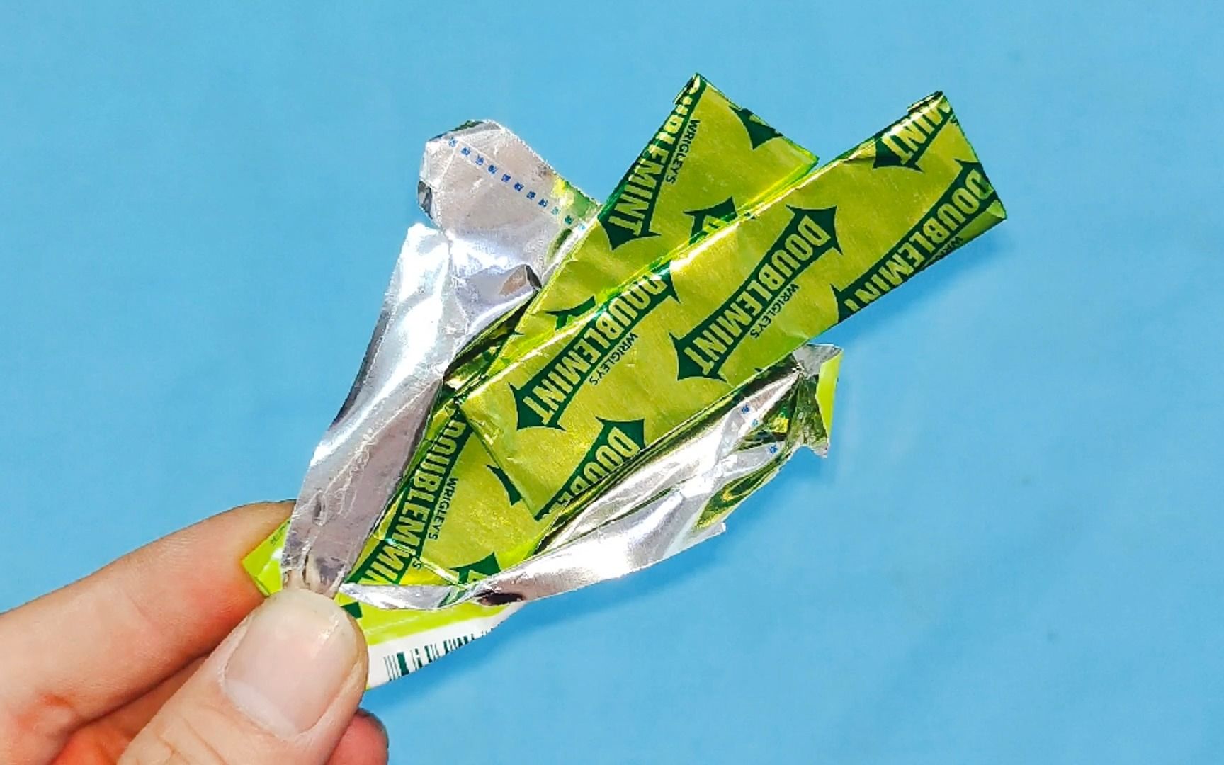 口香糖吃完了,包装纸先别扔,教你用打火机烤一烤,价值立马翻倍