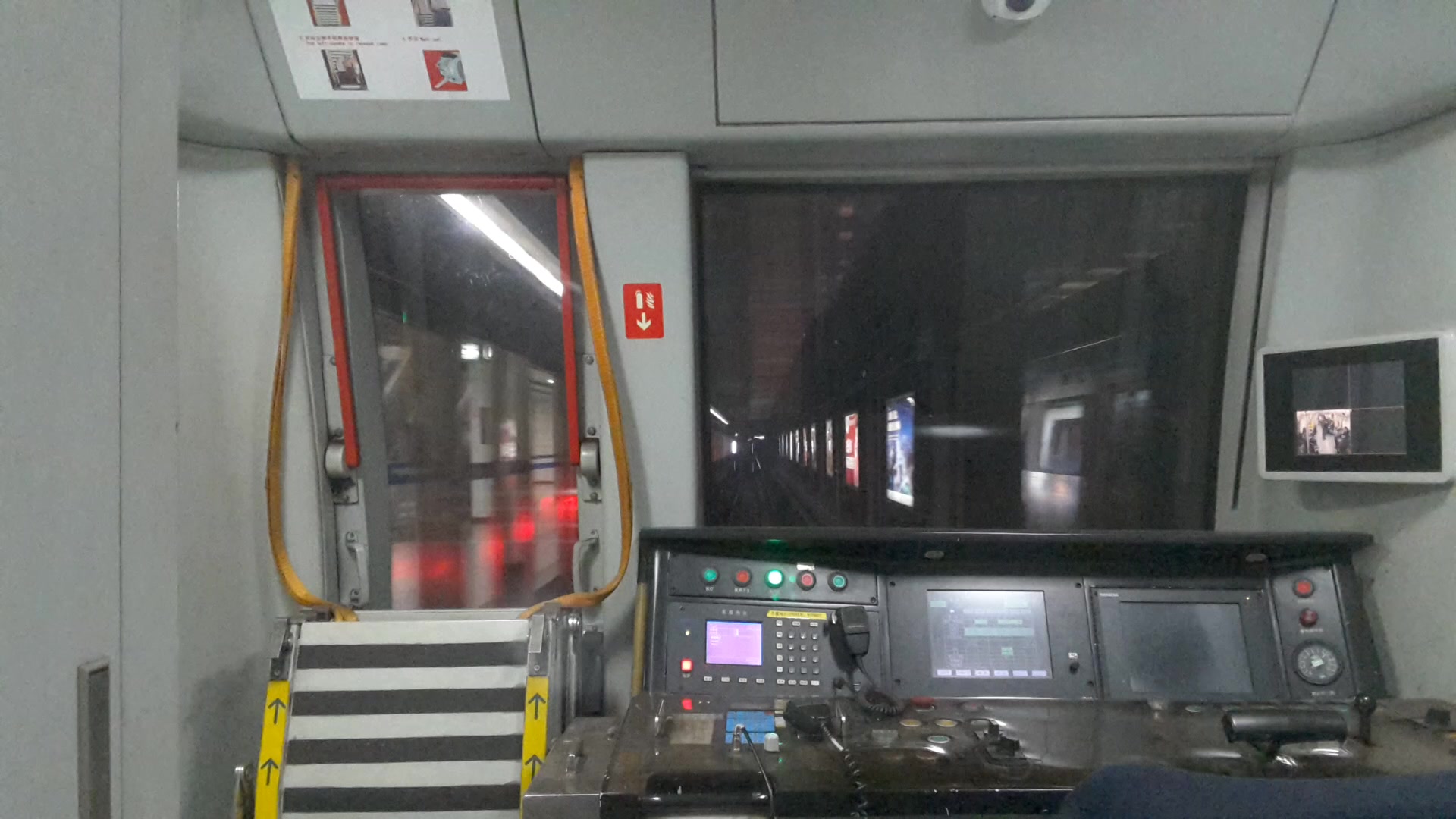 北京地铁10号线内环安贞门站惠新西街南口站车尾展望