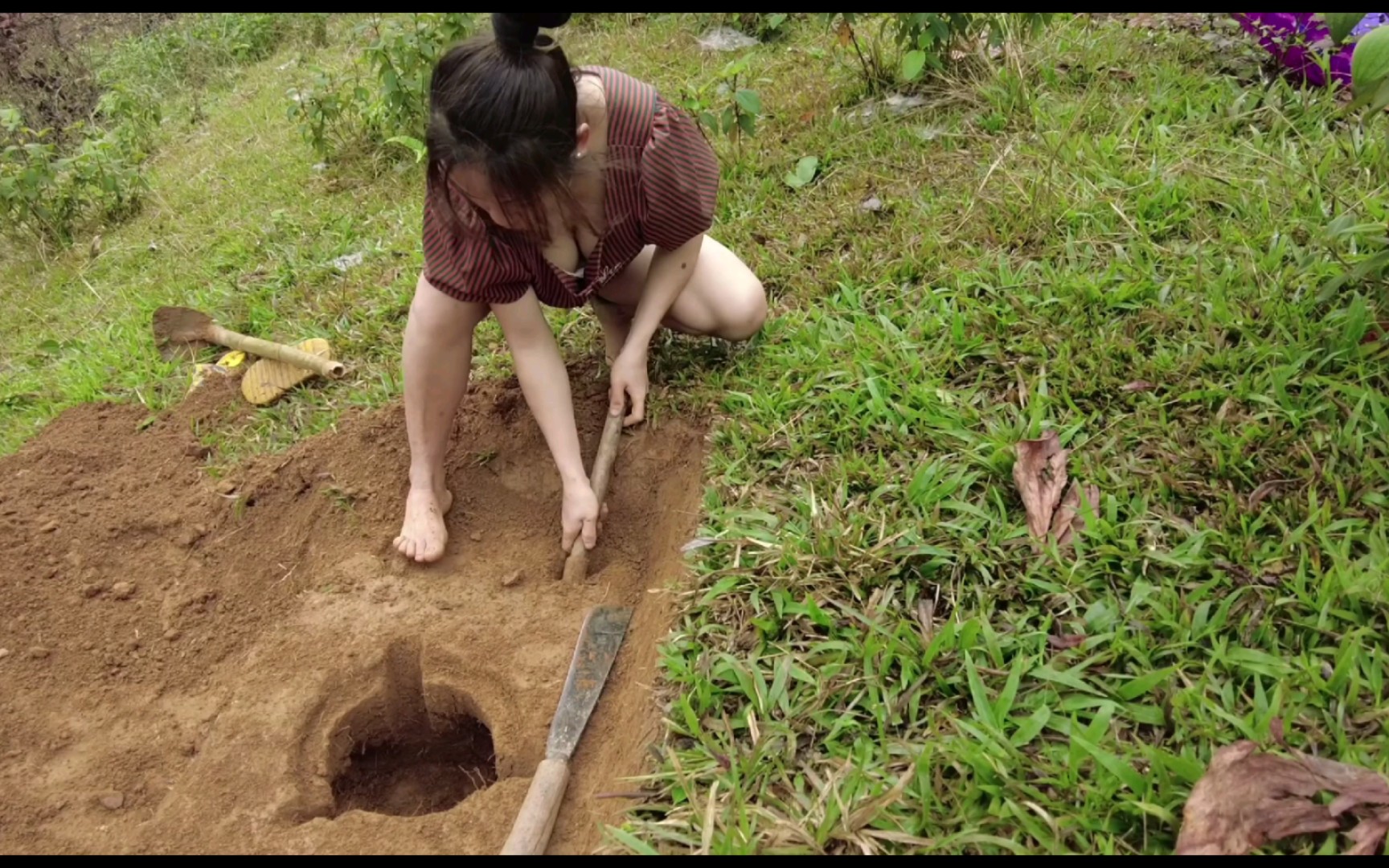 [图]在地下建造一个柴炉-建造温暖的生存避难所单人丛林-露营(4K)