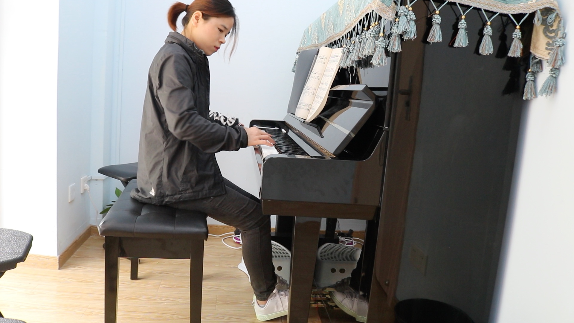 樊贝婷在上海练钢琴