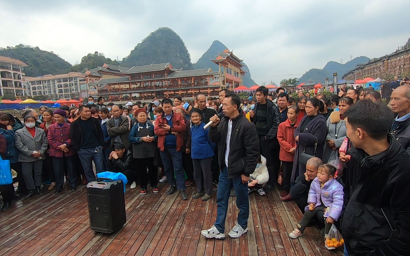 牛年初三帅歌美女在麻尾大桥对唱山歌,唱得精彩男女老少听得入迷