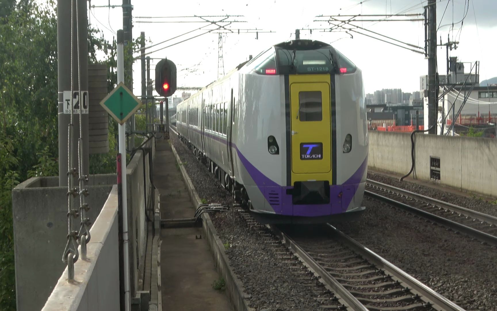 キハ261系の回送列車か91稲積公園を通 