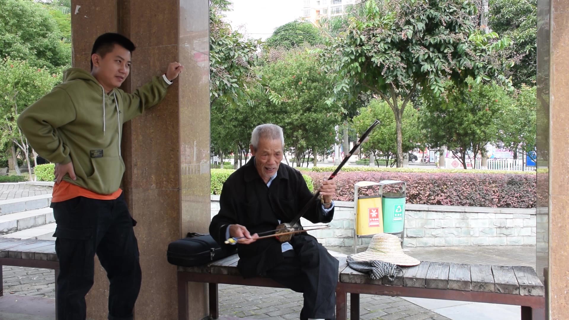 公园遇两位爷爷拉二胡,弹奏《刘三姐》,还有人记得旋律吗?