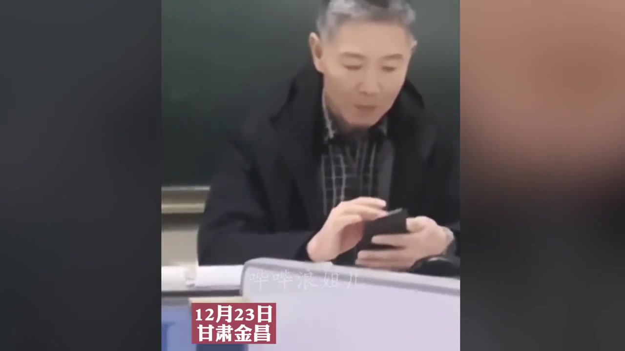 [图]大学老师的优雅气质，穿西装给小提琴该有尊重，岁月从不会败美人