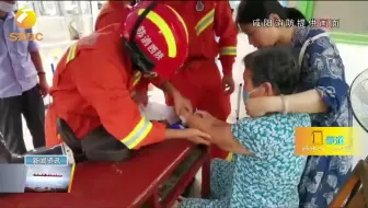 汉中：男子身悬大桥护栏情绪激动 汉中交警机智营救