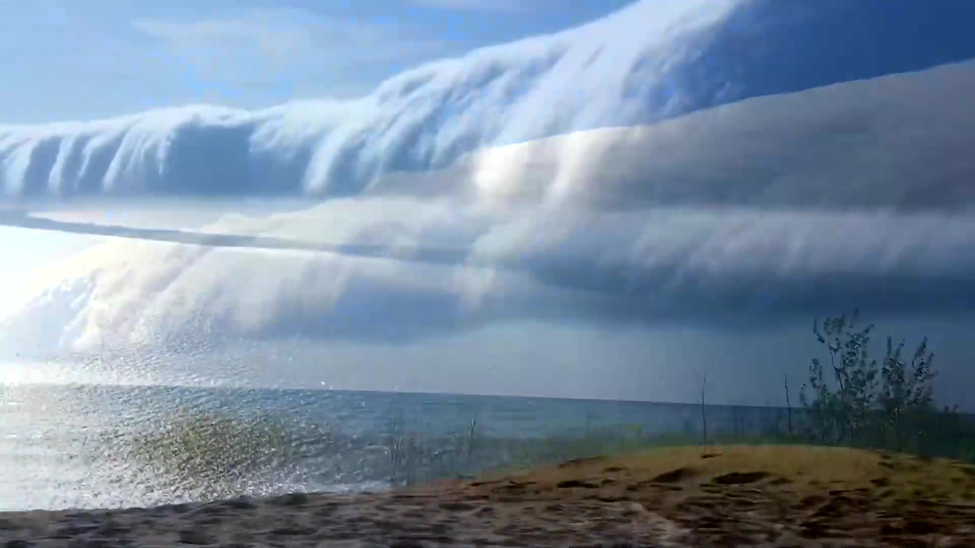 请立刻艾特出你嘎嘎重要 嘎嘎稀罕的人 来看这嘎嘎罕见的海啸云吧